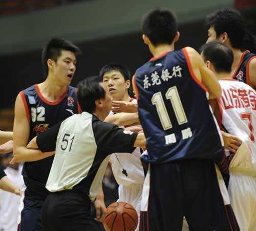 中国男篮打架视频，中国篮球队打架视频？